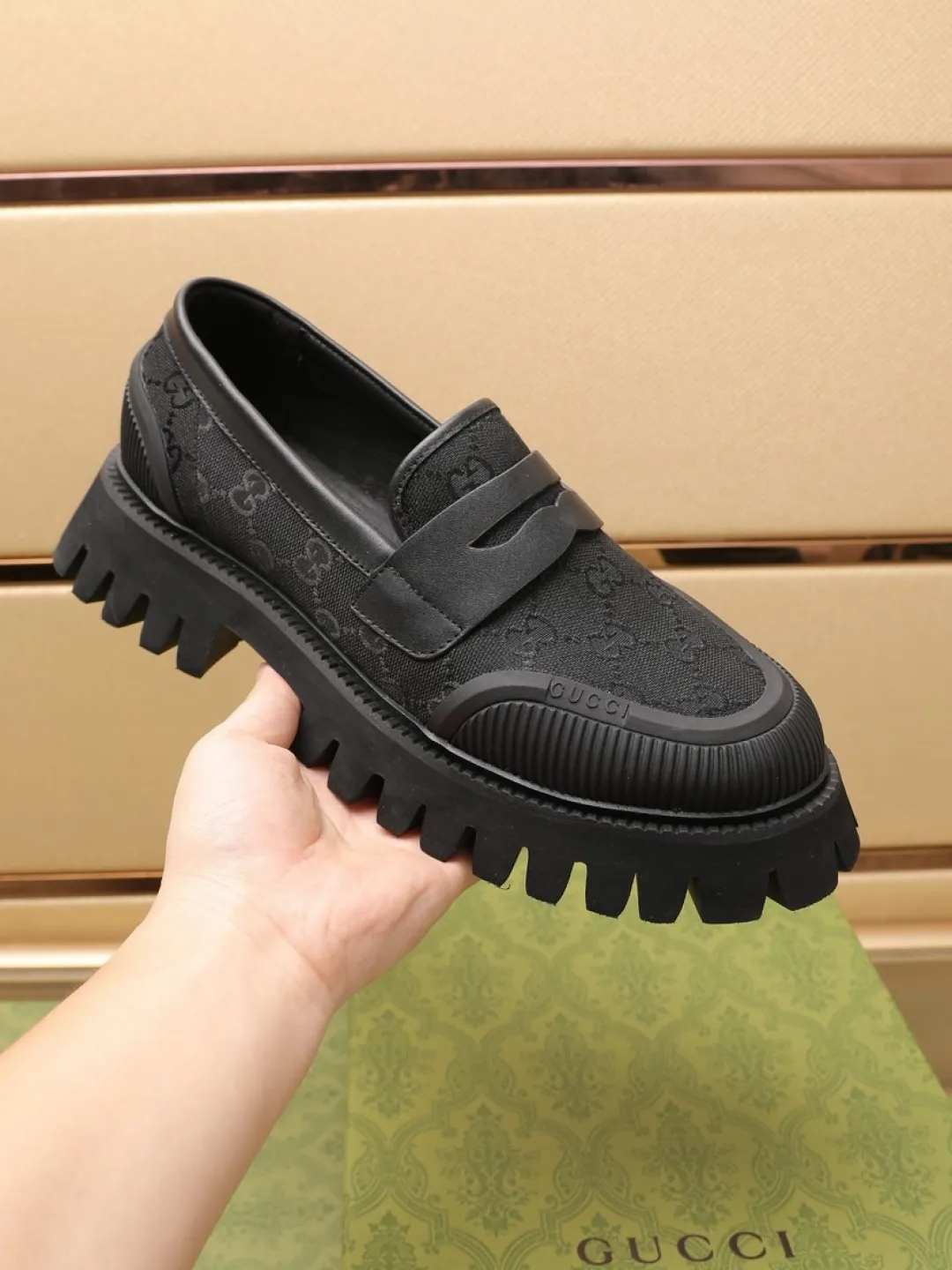 Factory P520💰[GUCCI] 🆕Men's classic loafers, integrating classic shoe styles with retro California style. Slipper style design, easy to put on and take off. The upper is carefully made of original fabric and decorated with a rubber concave sole and the logo on the upper. Wear it with casual clothing or a suit. Size: 38-44 (45.46 customized)